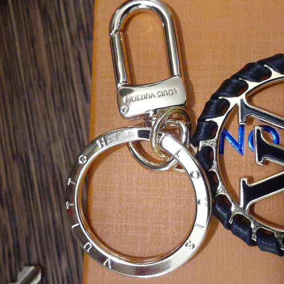 Louis Vuitton Circle Porte Cles-Berry LV Bag Charm Key Chain Key Holder - Picture 6 of 9